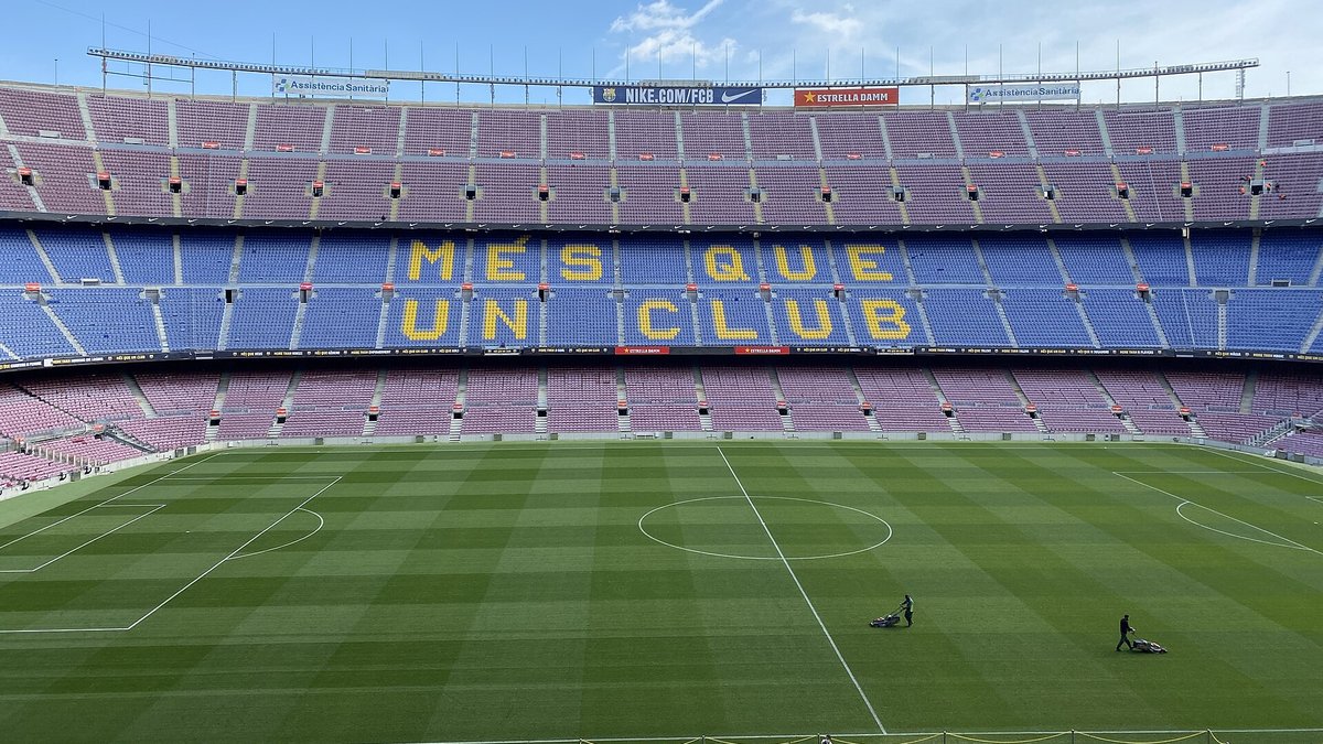 Camp Nou: hlavní tribuna s nápisem Més que un club