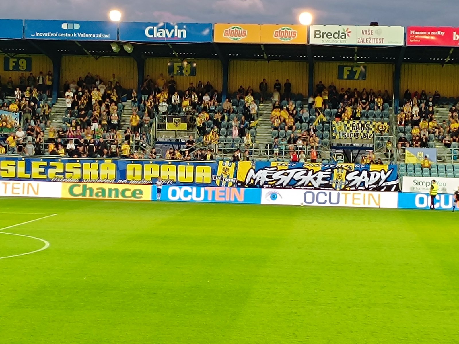 Kotel SFC Opava s transparentem Slezská Opava