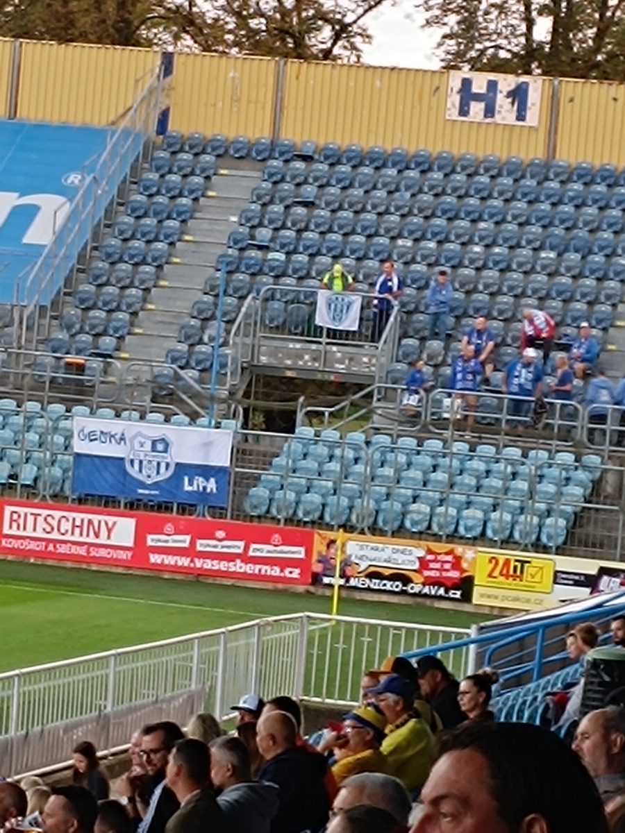 Fanoušci FK Arsenal Česká Lípa v hostujícím sektoru v Opavě