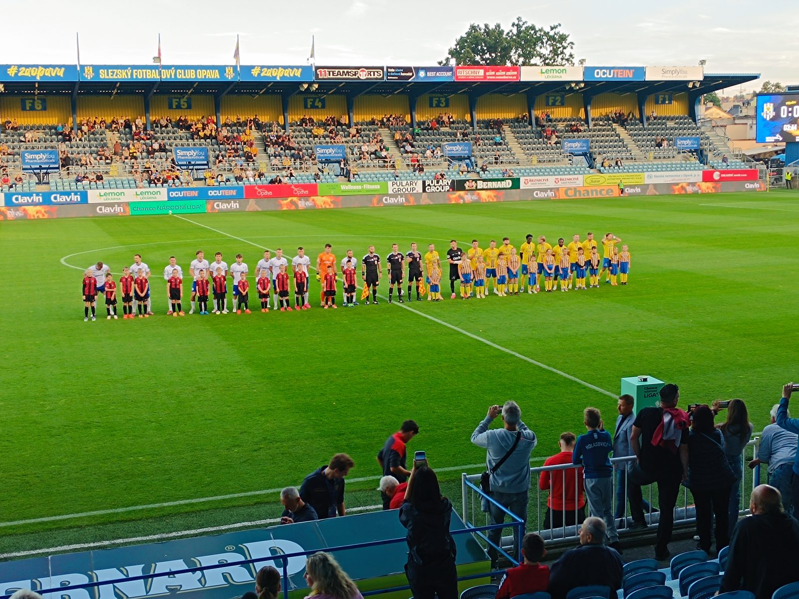 Nástup týmů Opava a Česká Lípa před zápasem